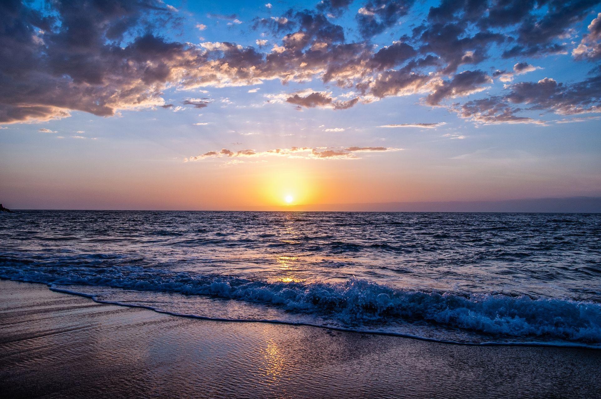 غروب على الساحل